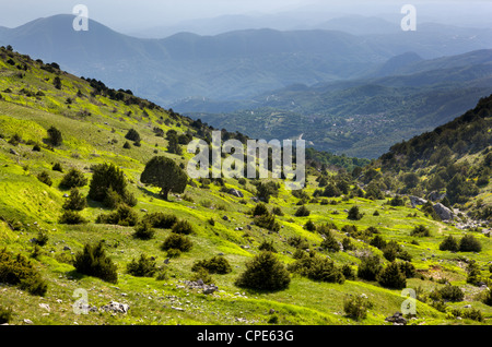 Début de soirée sur les pistes ci-dessous Astraka et au-dessus des villages de Papingo, l'Épire, Grèce, Europe Banque D'Images