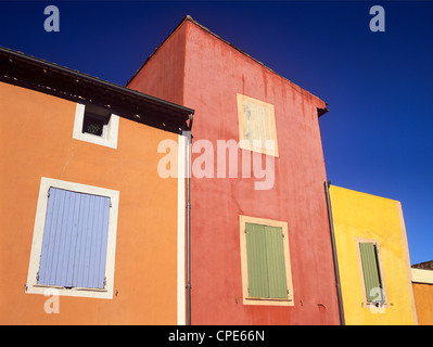 Teinté d'ocre des maisons dans le village coloré de Roussillon, Provence, France, Europe Banque D'Images