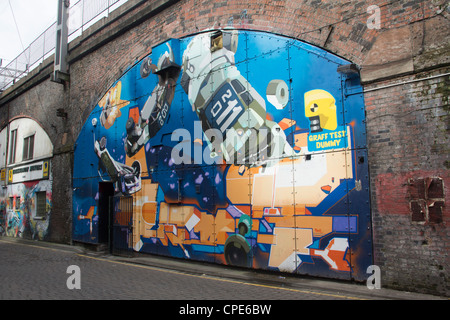 Street Art urbain sur arches de fer Nouvelles Wakefield Street, Manchester, créé dans le cadre d'un art urbain street festival en 2011. Banque D'Images