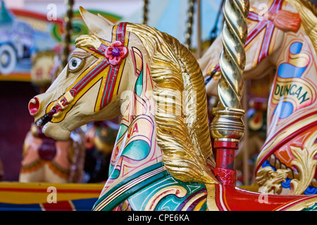 Les randonnées à cheval vapeur traditionnel sur un parc d'merry-go-round UK Banque D'Images