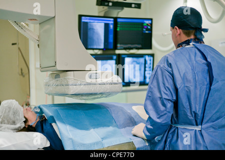 Cathlab dans l'hôpital moderne avec le médecin et le patient Banque D'Images