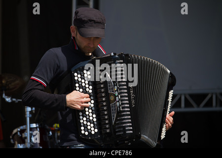 Joueur d'accordéon sur une scène. Banque D'Images