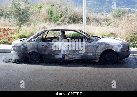 Voiture brûlée en plein air de la rue Banque D'Images