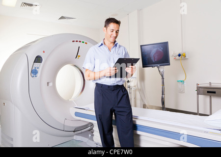 Jeune médecin, debout devant un scanner IRM Banque D'Images
