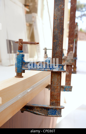 Outils pince à vis menuisier appuyant sur les lamelles en bois colle blanche ang Banque D'Images