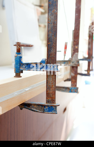 Outils pince à vis menuisier appuyant sur les lamelles en bois colle blanche ang Banque D'Images