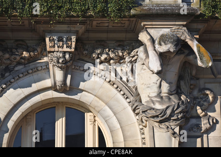 L'un des quatre atlantes sur l'hôtel de ville (mairie), Tours, France, Europe Banque D'Images