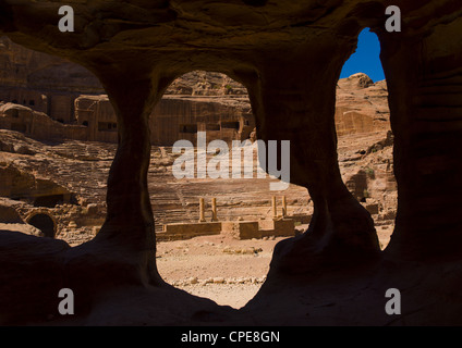 Cave avec amphithéâtre romain à l'arrière-plan, Petra, Jordanie Banque D'Images