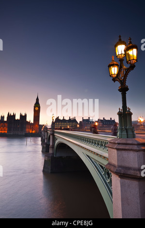 À la recherche sur la Tamise à l'égard du Parlement et de Westminster Bridge, Londres, Angleterre, Royaume-Uni, Europe Banque D'Images