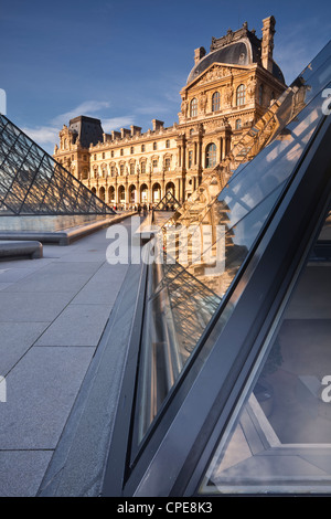 La pyramide du Louvre, Paris, France, Europe Banque D'Images