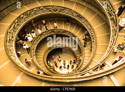 Escalier en spirale à la sortie dans les Musées du Vatican, à proximité de la Basilique Saint-Pierre, Vatican, Rome, Italie. Banque D'Images