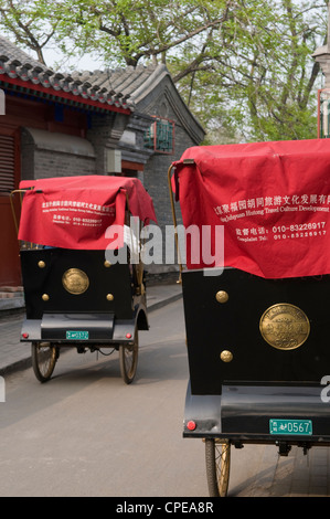 Les conducteurs de pousse-pousse pour prendre les touristes visite Hutong, Beijing, Chine Banque D'Images