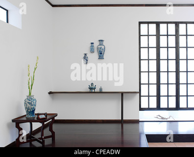 Cette chambre moderne de l'intérieur, décoré avec des vases en porcelaine bleue Banque D'Images