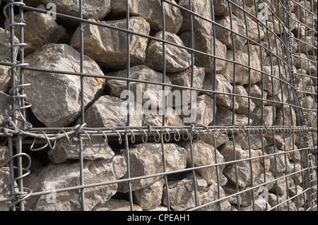 Rock en cage en acier inoxydable en enrochement frames utilisé comme un bloc de construction de structure sur un remblai au lieu du béton Banque D'Images