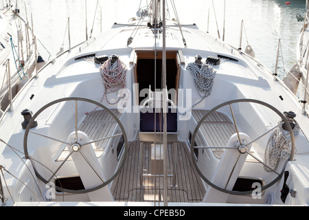 Voile arrière avec double volant et voilier cordes Banque D'Images