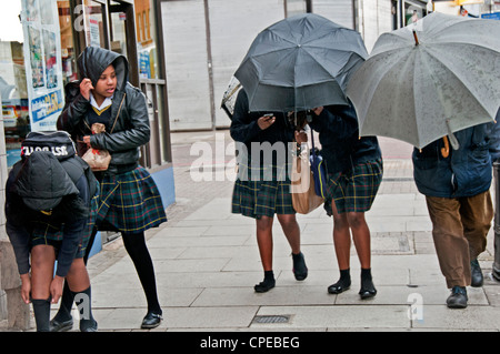 Les enfants de l'école aller à la maison de l'école sous la pluie Banque D'Images