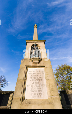 War Memorial de Kelso, Scotlamd avec, saint patron des soldats St George en bronze. Banque D'Images