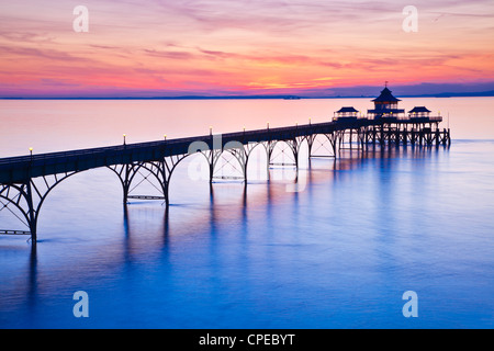 Le coucher de soleil sur le canal de Bristol derrière la jetée de Clevedon, Somerset, England, UK Banque D'Images