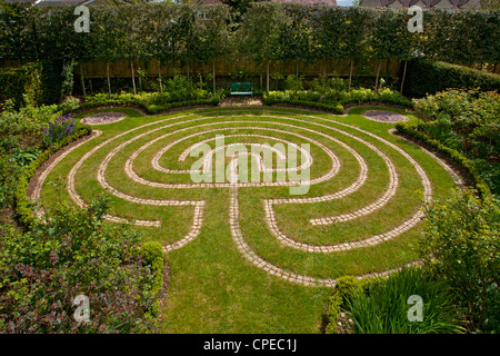 Chemin de pierre maze dans la pelouse pelouse de jardin privé, en Angleterre Banque D'Images