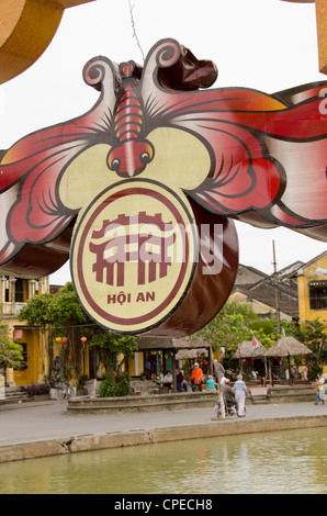 Vietnam, Da nang hoi An historique., important port de commerce à partir de la 15ème-19ème siècle. Une hoi passerelle au-dessus de la rivière thu bon. Banque D'Images