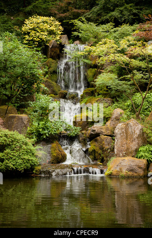 Tombe du ciel. Jardin japonais de Portland, Oregon. Banque D'Images