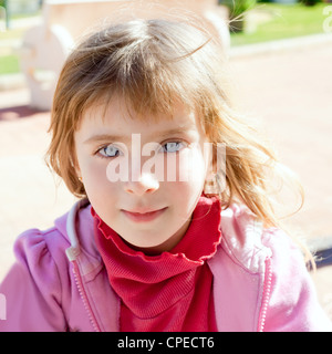 Petite fille blonde yeux bleu rose pull d'hiver avec portrait Banque D'Images