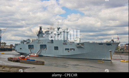 Le HMS Ocean Royal Navy porte-hélicoptères amarré à Greenwich dans le cadre d'opération de sécurité pour les Jeux Olympiques de 2012 à Londres en Angleterre Banque D'Images