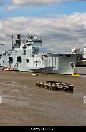 Le HMS Ocean Royal Navy porte-hélicoptères amarré à Greenwich dans le cadre d'opération de sécurité pour les Jeux Olympiques de 2012 à Londres en Angleterre Banque D'Images