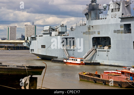 Le HMS Ocean Royal Navy porte-hélicoptères amarré à Greenwich dans le cadre d'opération de sécurité pour les Jeux Olympiques de 2012 à Londres en Angleterre Banque D'Images