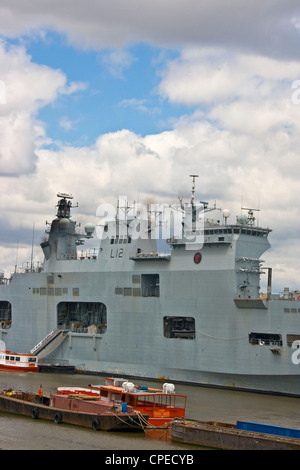 Le HMS Ocean Royal Navy porte-hélicoptères amarré à Greenwich dans le cadre d'opération de sécurité pour les Jeux Olympiques de 2012 à Londres en Angleterre Banque D'Images