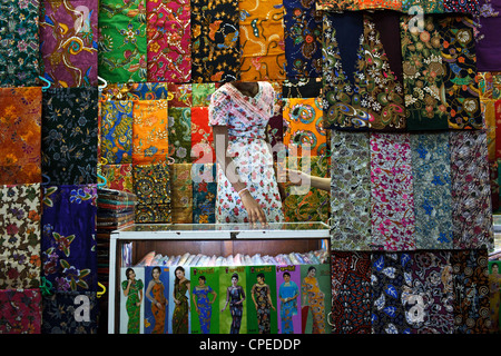 Un magasin de tissus colorés au marché Bogyoke Aung San, Yangon (Rangoon), le Myanmar (Birmanie). Banque D'Images