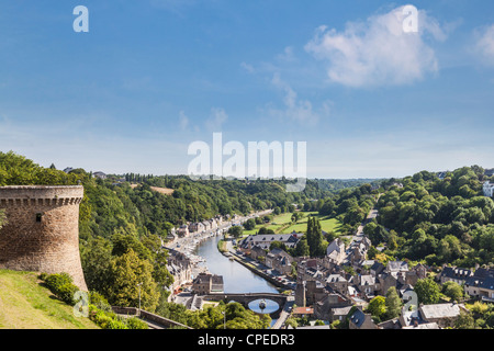 La ville médiévale et pittoresque port de Dinan sur la Rance, Bretagne, France, vu depuis les murs de la ville fortifiée. Banque D'Images