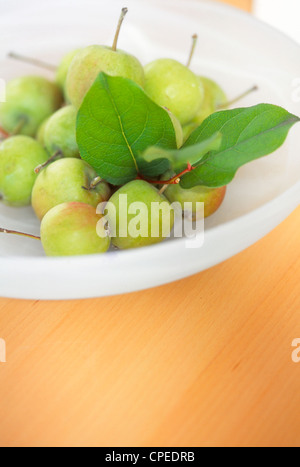 La pomme verte fraîche dans un bol Banque D'Images