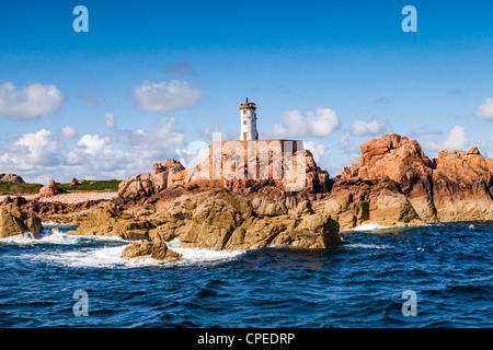 Le phare sur l'île de Bréhat, sur la Côte de Granit Rose, Bretagne, France, vu de la mer. Banque D'Images