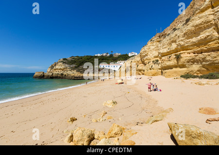 Plage dans le petit village de pêcheurs de Benagil sur la côte entre 2124 et Albufeira, Algarve, Portugal Banque D'Images