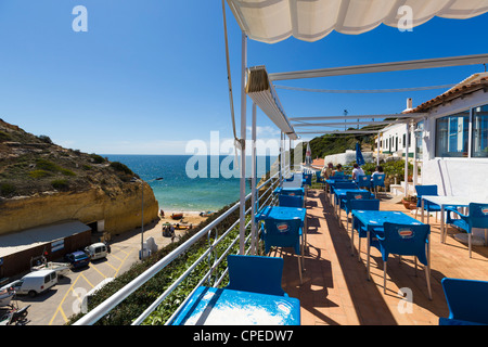 Terrasse d'un café donnant sur la plage dans le village de Benagil sur la côte entre 2124 et Albufeira, Algarve, Portugal Banque D'Images