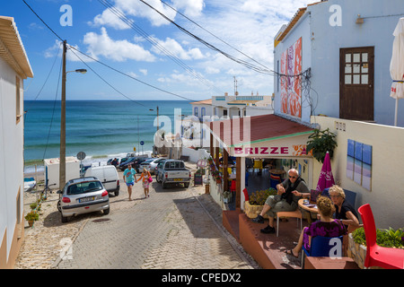 Terrasse du café donnant sur plage dans petit village de pêcheurs de Brugau sur la côte entre Sagres et Lagos, Algarve, Portugal Banque D'Images