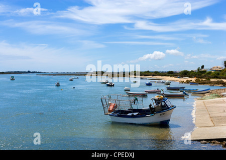 Bateaux dans le port à Cabanas, près de Tavira, Algarve, Portugal l'Est Banque D'Images