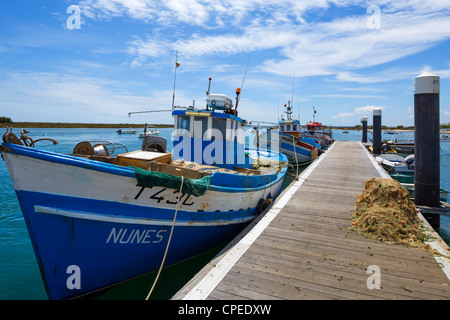 Les bateaux de pêche locaux dans le port à Cabanas, près de Tavira, Algarve, Portugal l'Est Banque D'Images