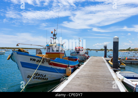Les bateaux de pêche locaux dans le port à Cabanas, près de Tavira, Algarve, Portugal l'Est Banque D'Images