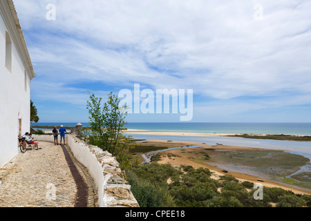 Vue de l'église dans le village de Cacela Velha près de Tavira, Algarve, Portugal l'Est Banque D'Images