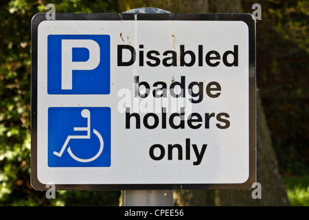 Close up d'un signe dans une place de stationnement, les conducteurs en état d'alerte que la baie est limitée pour l'utilisation de conducteurs handicapés uniquement. Banque D'Images