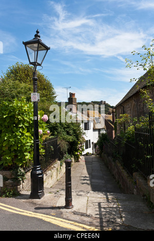 Une ruelle connue sous le passage de l'Église, passe derrière l'église St Clements dans Old Town, Hastings, Sussex. Banque D'Images