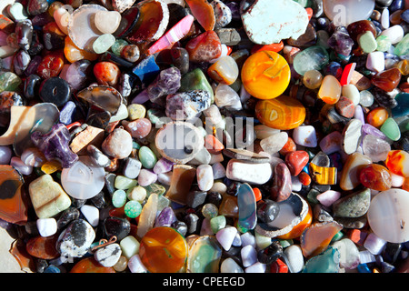 La pierre d'agate avec beaucoup de cristal de roche quartz minéral coloré Banque D'Images