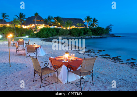 Tables de dîner sur la plage de Matemo lodge dans l'archipel des Quirimbas, au Mozambique. Banque D'Images