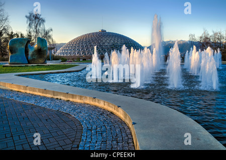 Bloedel Conservatory fontaine et Henry Moore sculpture 'couteau', Queen Elizabeth Park, Vancouver, British Columbia, Canada Banque D'Images