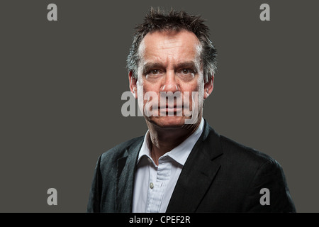 Portrait de l'âge moyen Business Man in Suit maximum de contraste sur fond gris Banque D'Images