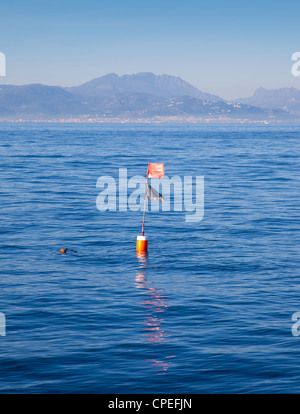 Et bouée palangrier trémail avec mât en bleu mer Banque D'Images