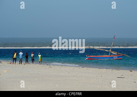 Les pêcheurs sur Mogundula island dans l'archipel des Quirimbas au nord du Mozambique. Banque D'Images