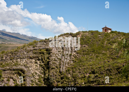 Une petite chapelle sur une colline dans le Parc National de Toro Toro, la Bolivie. Banque D'Images